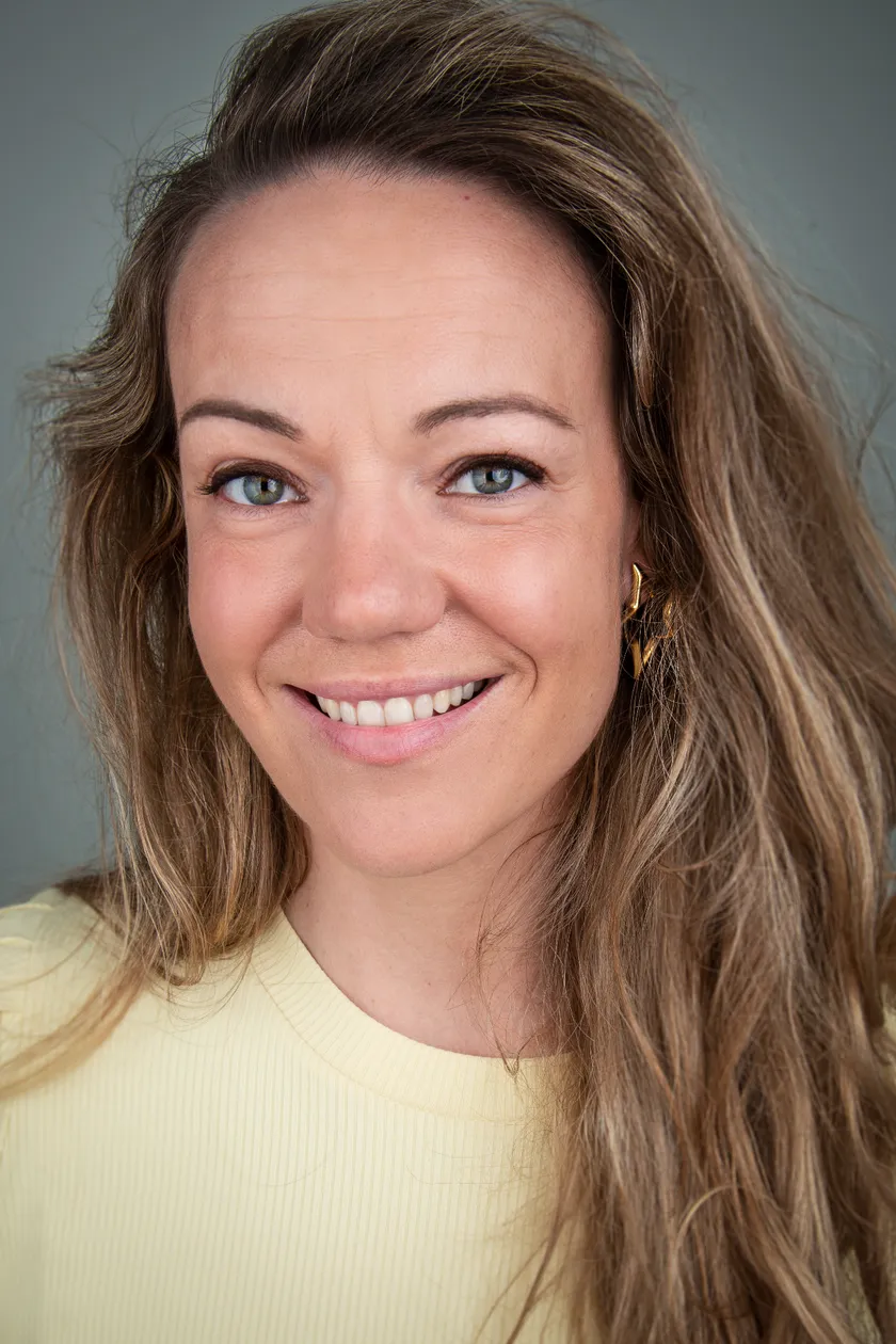 Roos Simons, oprichter van Go Tiramisù, lacht in de camera